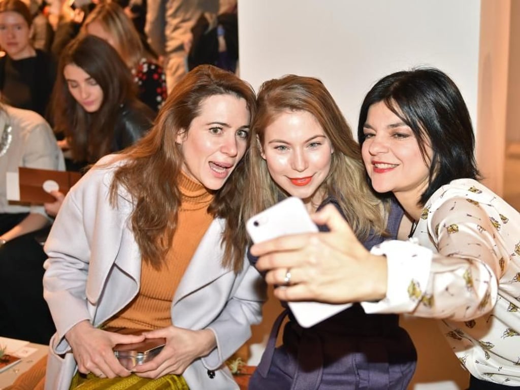 Die Schauspielerinnen Julia Malek (l-r), Nora von Waldstätten und Jasmin Tabatabei sind beim Start der Fashion Week dabei. Foto: Britta Pedersen
