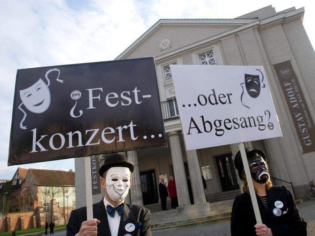 Demonstration der Initiative TheaterLeben: «Festkonzert oder Abgesang?» Foto: Stefan Sauer
