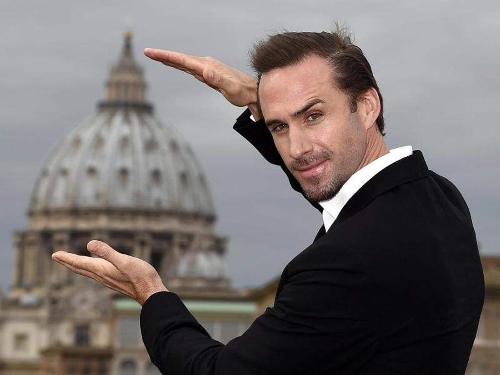 Für jeden Spaß zu haben: Joseph Fiennes in Rom. Foto: Claudio Onorati