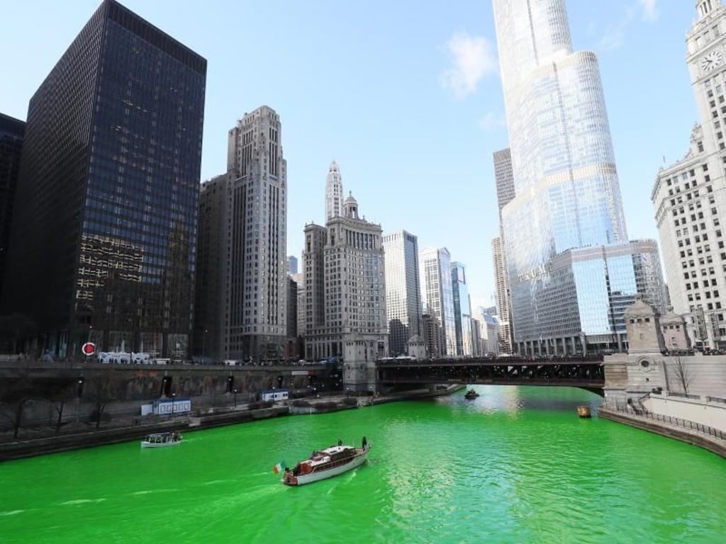 Der Chicago River wird für den St. Patrick's Day grün eingefärbt. Foto: Brian Lawless