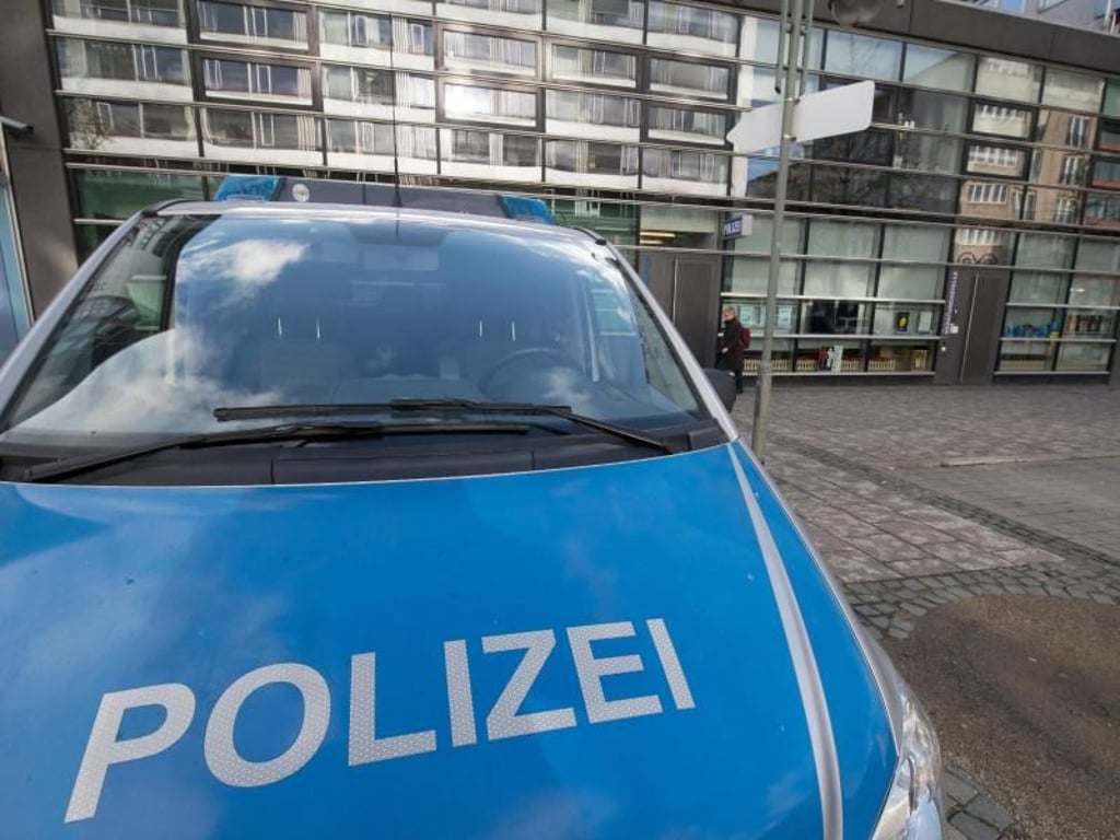 Ein Polizeifahrzeug steht vor dem 1. Polizeirevier auf der Zeil. Foto: Boris Roessler