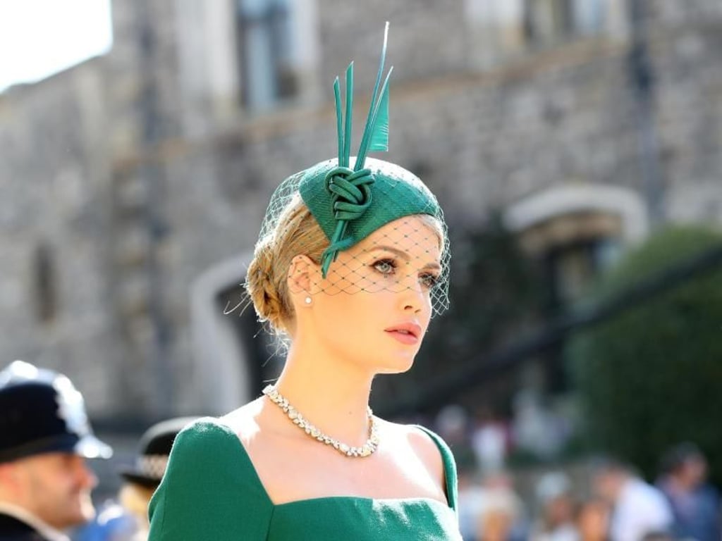 It-Girl Lady Kitty Spencer, die Tochter von Lady Dianas Bruder Charles Spencer, trug das extravaganteste Outfitt, das leicht an Robin Hood erinnerte. Foto: Gareth Fuller/PA Wire