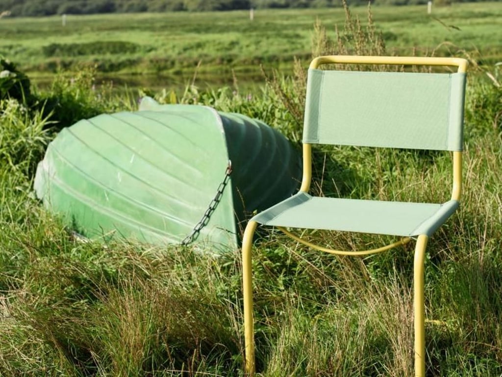 Thonet legt seine altbekannten Stahlrohrklassiker als bunte Gartenmöbel in der Kollektion «Thonet All Seasons» neu auf. Foto: Thonet