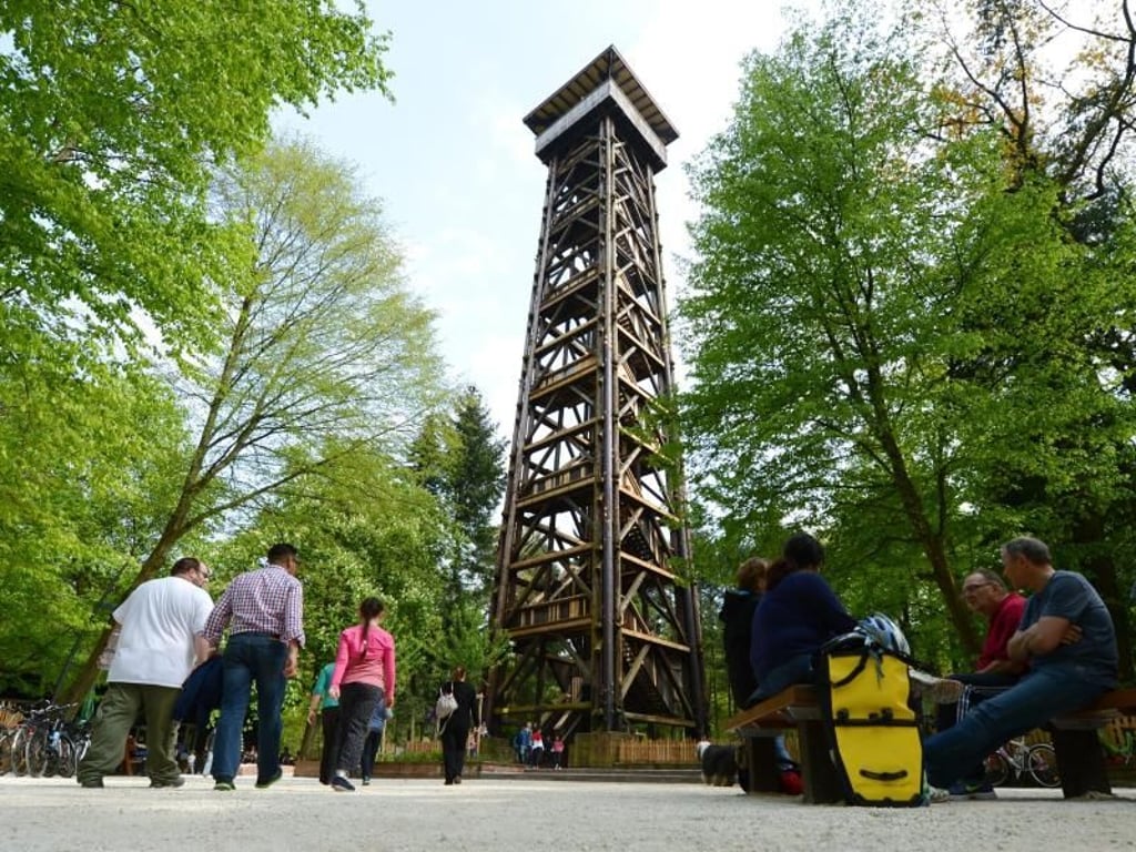 Spaziergänger am Goetheturm in Frankfurt am Main: Der Goetheturm war einer der höchsten hölzernen Aussichtstürme Deutschlands. Foto: Arne Dedert