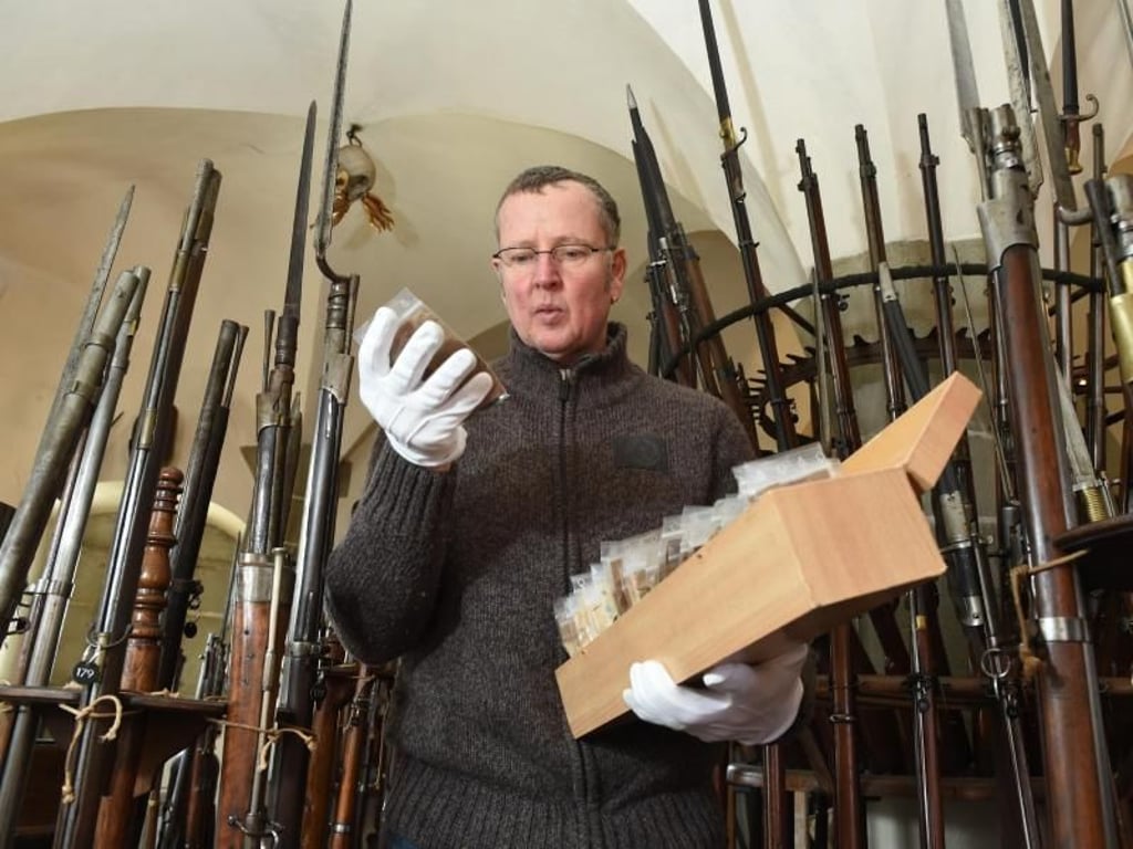 Peter Graubach, Leiter des städtischen Museums der Stadt Überlingen präsentiert den neuen Fund: ein viereckiges Geschoss aus der Mitte des 17. Jahrhunderts. Foto: Felix Kästle