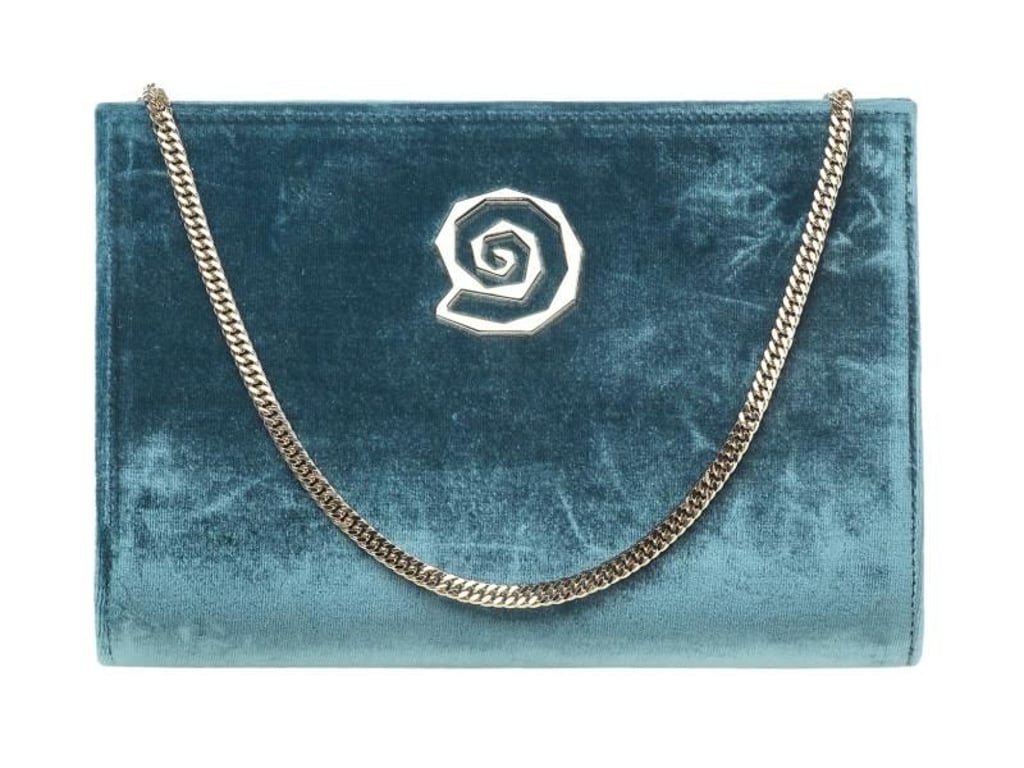 Samt ziert in dieser Sasion auch Accessoires wie diese Tasche von Ursula Mascaró in der Trendfarbe Petrol (ca. 210 Euro).
Foto: Ursula Mascaró/dpa-tmn