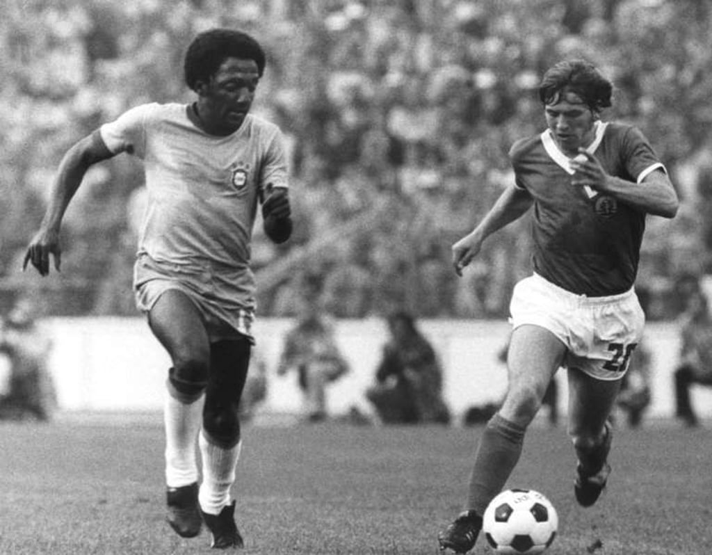 Der ballführende DDR-Linksaußen Martin Hoffmann (r) wird vom brasilianischen Mittelfeldspieler Paulo Cesar angegriffen. Die brasilianische Fußball-Nationalmannschaft gewinnt am 26.6.1974 (Archivbild) vor 59.700 Zuschauern im Niedersachsenstadion von Hannover das Auftaktspiel der 2. Finalrunde der Fußball-Weltmeisterschaft gegen die DDR mit 1:0. Auch 20 Jahre nach seinem Karriereende ist der einstige Stürmer seinen Blau-Weißen vom 1. FC Magdeburg noch immer treu. Doch an seinem 50. Geburtstag am Dienstag (22.03.2005) stehen nicht neue sportliche Erfolge seines Clubs, sondern ganz persönliche Anliegen auf seinem Wunschzettel ganz oben. «Vor allem Gesundheit, zudem ein Stück Heimat, wohin man stets kommen kann, und endlich mal einen 20-kg-Dorsch», gab der Hobbyangler seine Sehnsüchte preis. Foto: dpa (zu Korr.-Bericht lbn/lsn/lth/lmv/lah 4225 vom 21.03.2005) +++(c) dpa - Bildfunk+++
