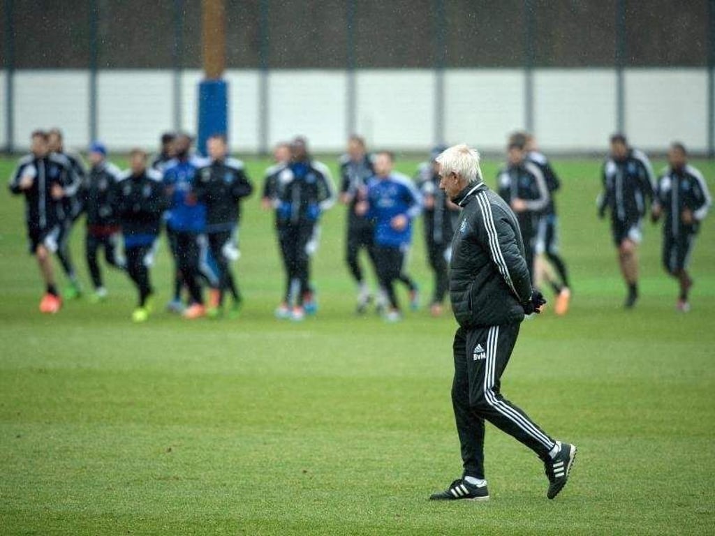 Trainer Bert van Marwijk ließ das HSV-Team zum ersten Training 2014 antreten. Foto: Angelika Warmuth