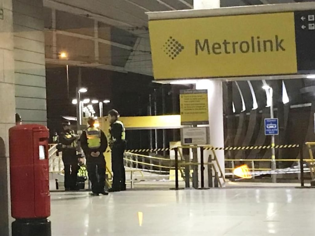 Polizisten am Bahnhof Victoria Station in Manchester. Foto: Pat Hurst/PA Wire