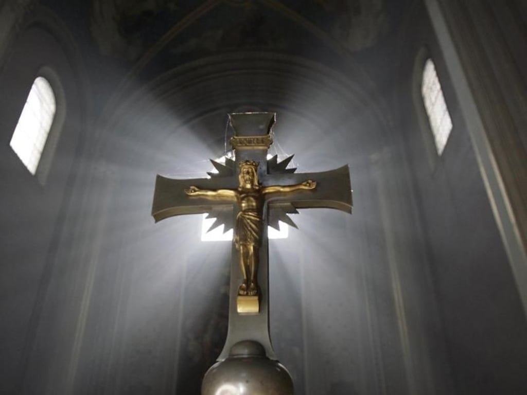 Die Geschichte von der Kreuzigung Jesus' erscheint vielen Eltern mitunter zu brutal für Kinder. Je nach Alter sollte man sie über den Glauben der Christen an Tod und Auferstehung aufklären. Foto: Tobias Felber