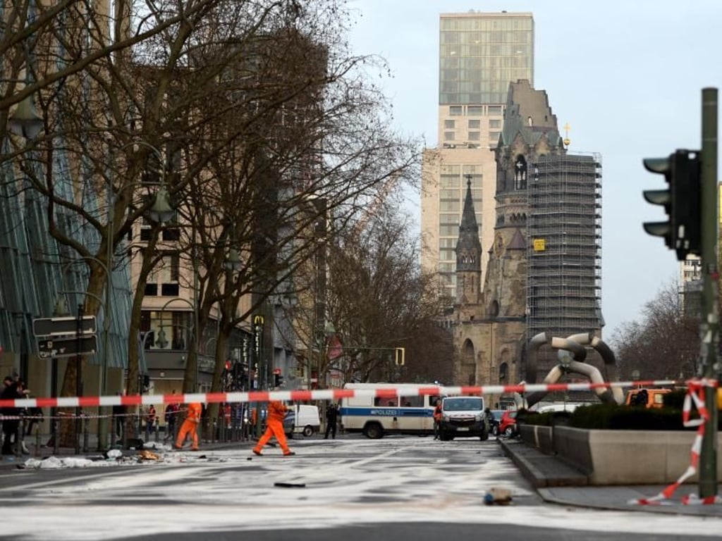 Die gesperrte Tauentzienstraße in Berlin nach dem illegalen Autorennen. Foto: Britta Pedersen