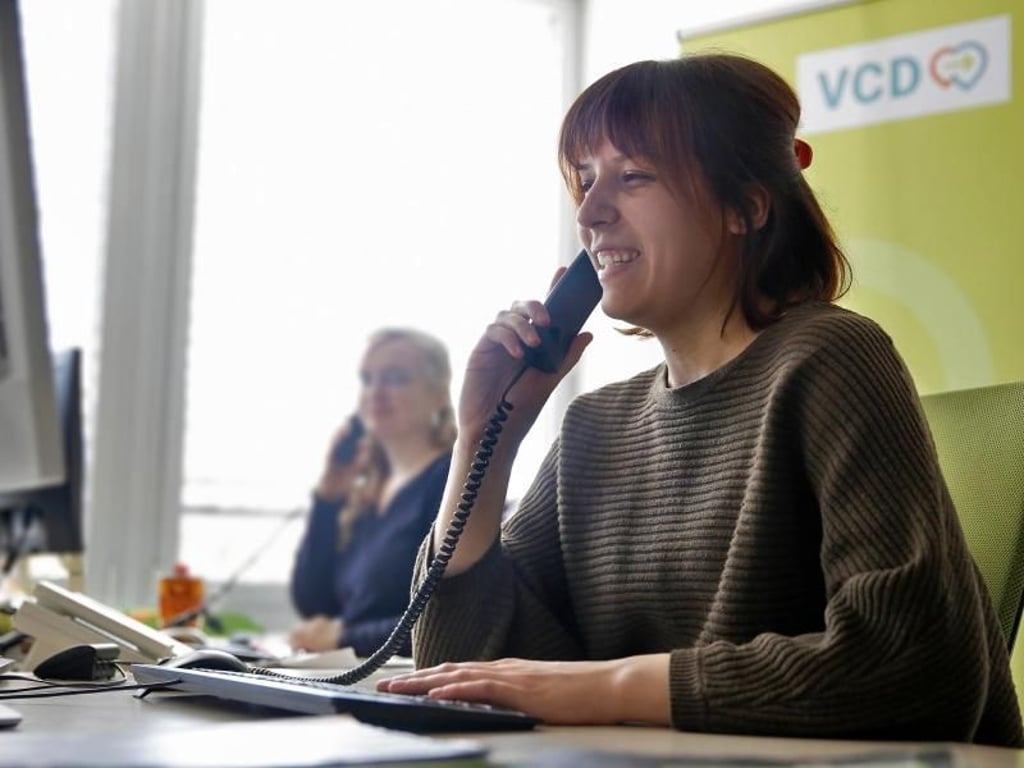 Die Verkehrsclubs bieten auch Beratung am Telefon - zum Beispiel zu verkehrsökologischen Themen wie hier beim Verkehrsclub Deutschland (VCD). Foto: Katja Täubert/VCD
