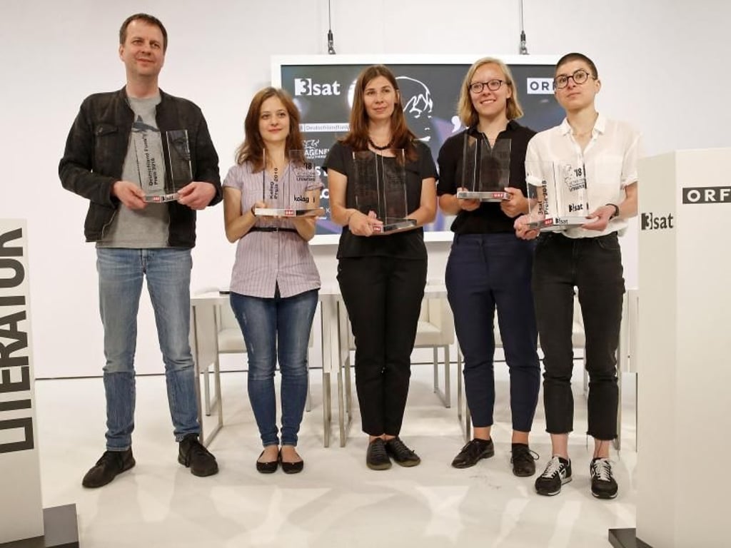 Die Preisträger: Bov Bjerg (Deutschlandfunk-Preis), Özlem Özgül Dündar (Kelag-Preis), Tanja Maljartschuk (Ingeborg-Bachmann-Preis), Raphaela Edelbauer (BKS-Bank-Publikumspreis) und Anna Stern (3sat-Preis). Foto: Gert Eggenberger/APA