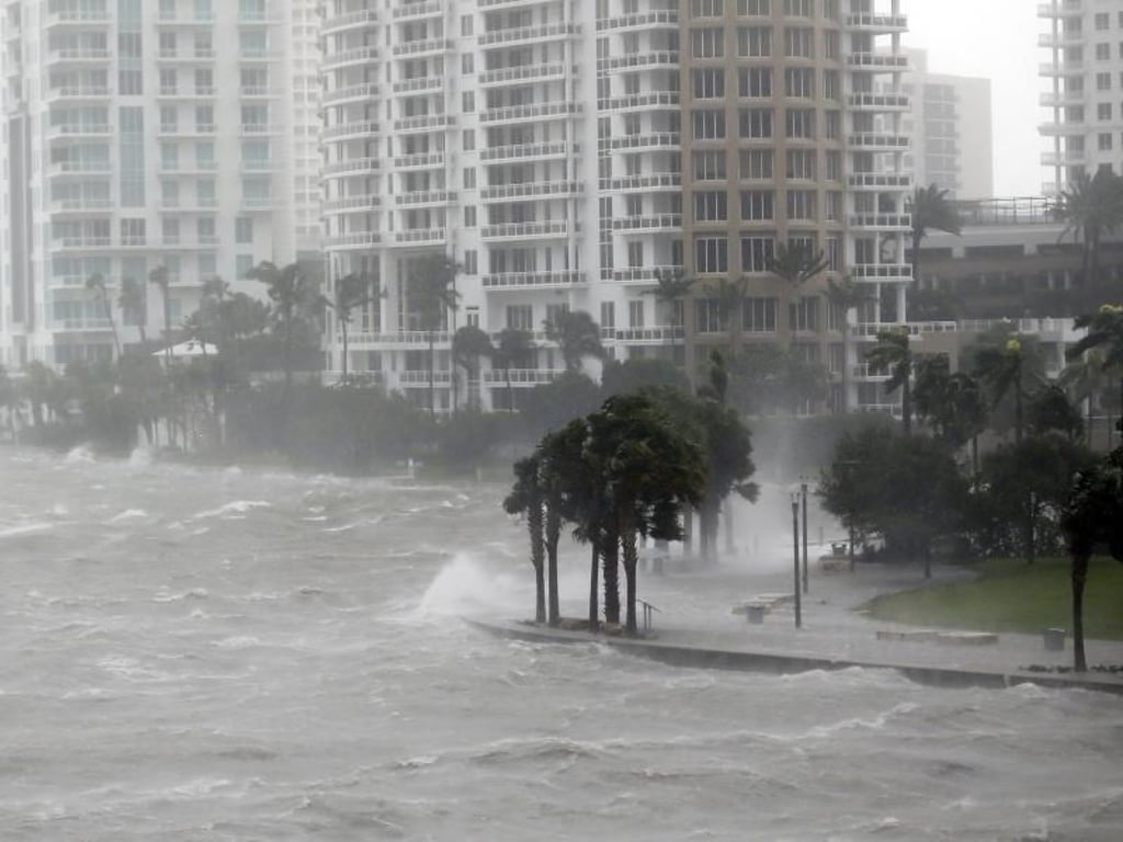 Wellen schlagen in Miami (USA) über die Uferdämme an der Mündung des Miami River bei der Ankunft des Hurrikans «Irma» in Florida. Foto: Wilfredo Lee