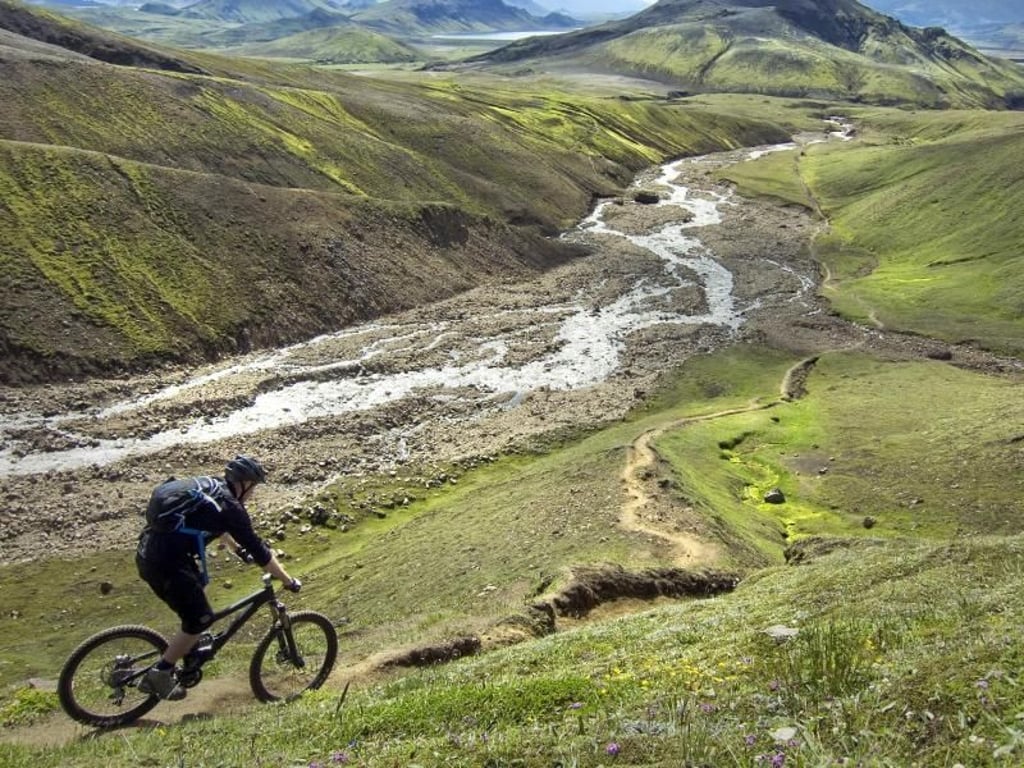 Outdoorerlebnis in ursprünglicher Landschaft: Wer mit dem Mountainbike unterwegs ist genießt spektakuläre Ausblicke. Foto: Inspired by Iceland