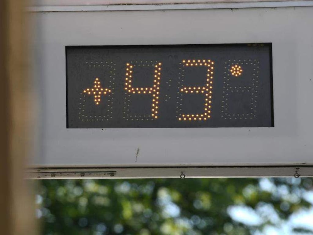 Ein Thermometer in Freiburg zeigt 43 Grad in der Sonne. Die Hitzewelle im Juli hat einen offiziellen neuen deutschen Hitzerekord von 42,6 Grad gebracht. Foto: Patrick Seeger
