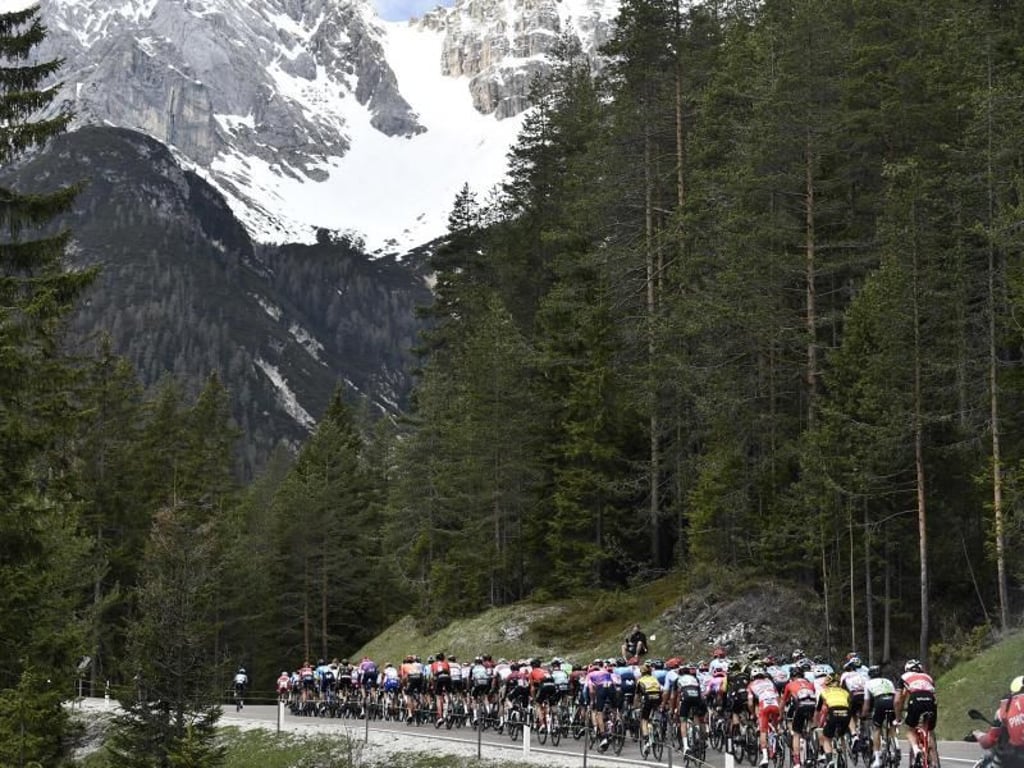 Das Fahrerfeld auf der 18. Etappe in Aktion. Foto: Fabio Ferrari/Lapresse via ZUMA Press