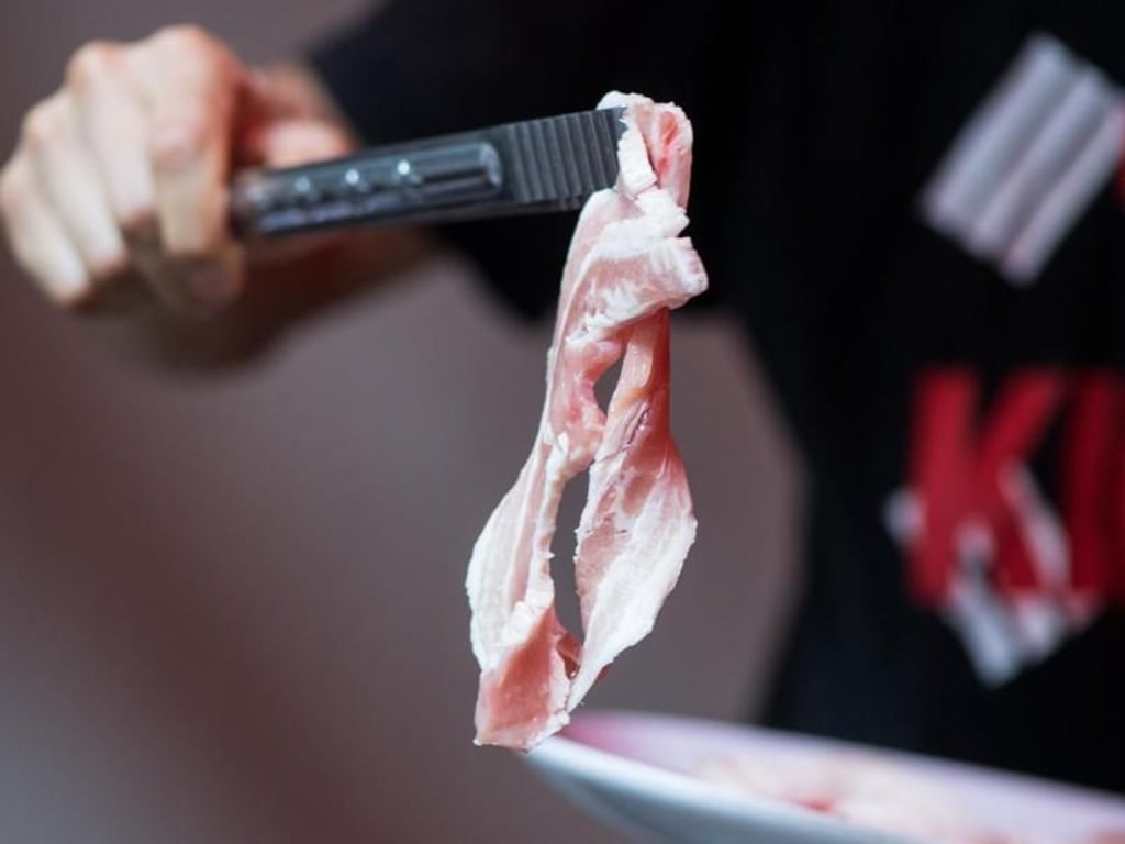 Das Fleisch, hier zum Beispiel Schweinebauch, kommt in dünn geschnittene Scheiben auf den Grill. Foto: Franziska Gabbert/dpa-tmn
