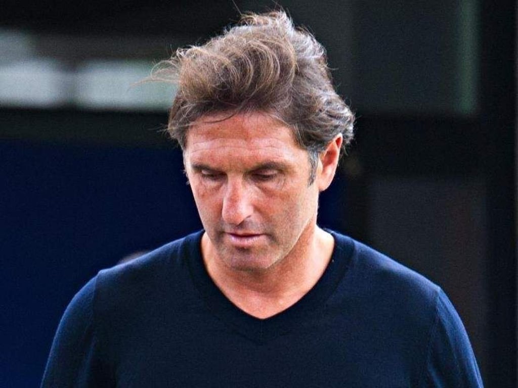 Bruno Labbadia beim Verlassen des VfB-Vereinsgebäudes in Stuttgart. Foto: Daniel Bockwoldt