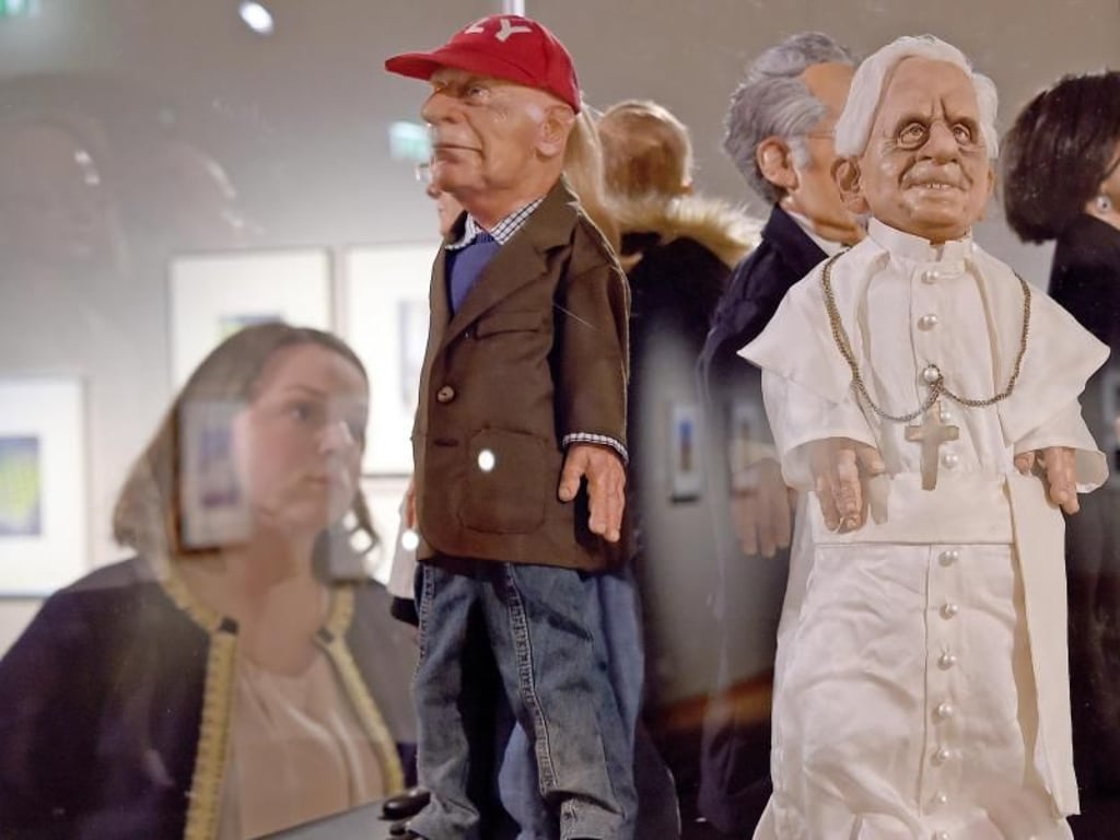 Haderers Marionetten: der österreichische Rennfahrer Niki Lauda (l) und Papst Benedikt XVI. Foto: Holger Hollemann