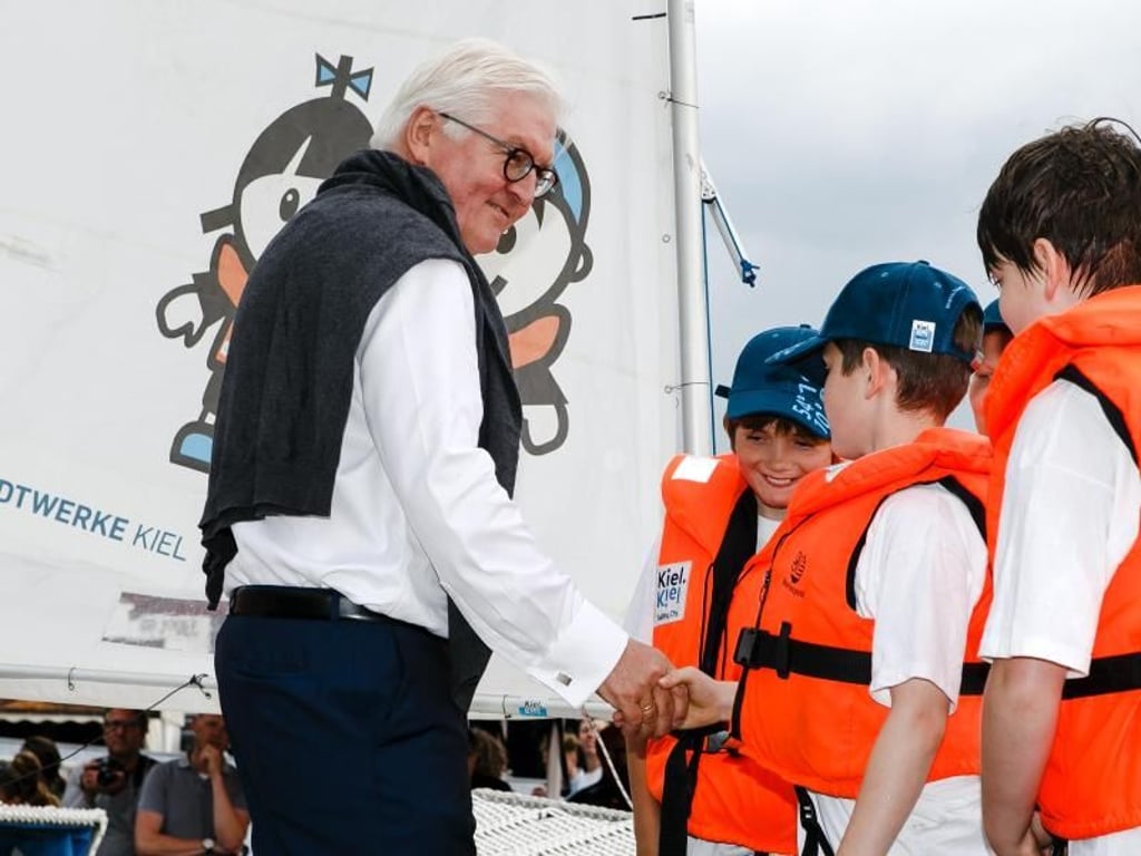 Bundespräsident Frank-Walter Steinmeier begrüßt Kieler Segelschüler auf der Kieler Woche. Foto: Frank Molter