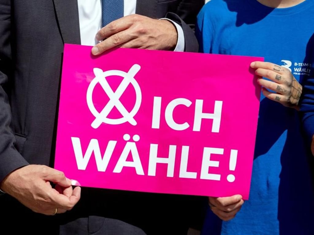 ?Ich-wähle" steht auf einem Plakat bei der Verabschiedung der diesjährigen ?B-Team-Tour" am Fortunaportal des Landtages von Brandenburg. Foto: Christoph Soeder