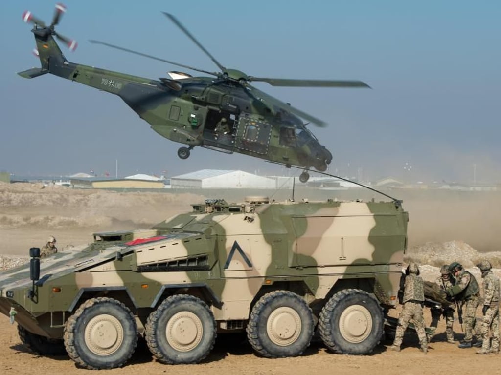 NH-90 Hubschrauber hinter einem Radpanzer Boxer im afghanischen Masar-i-Scharif. Der komplette Abzug aus dem Land gerät immer weiter außer Sichtweite. Foto: Maurizio Gambarini/Archiv