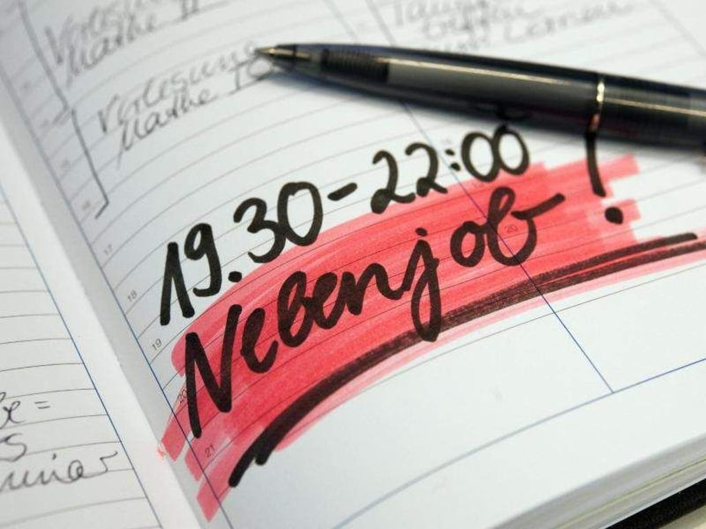Wer neben dem Studium einen Job ausübt, macht seinen Abschluss meist etwas später. Auf die Noten hat es jedoch kaum eine Auswirkung. Foto: Mascha Brichta