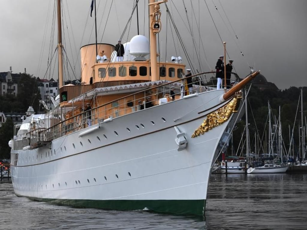Die königliche Jacht «Dannebrog» vor Regenhimmel in Flensburg. Foto: Carsten Rehder
