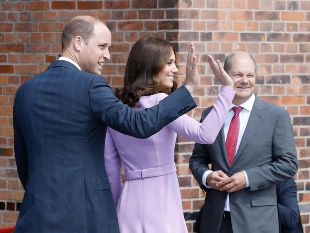 Hamburgs Erster Bürgermeister Olaf Scholz begrüßt die royalen Gäste. Foto: Georg Wendt