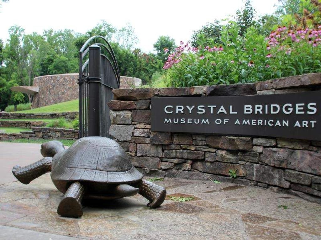 Eine Schildkröte begrüßt die Besucher des Crystal Bridges Museums. Foto: Christina Horsten