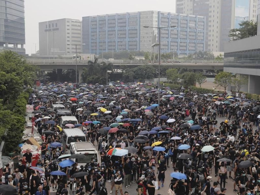 Demonstranten versammeln sich auf einer Straße. In Hongkong kommt es seit mehr als zwei Monaten immer wieder zu massiven regierungskritischen Protesten. Foto: Kin Cheung/AP