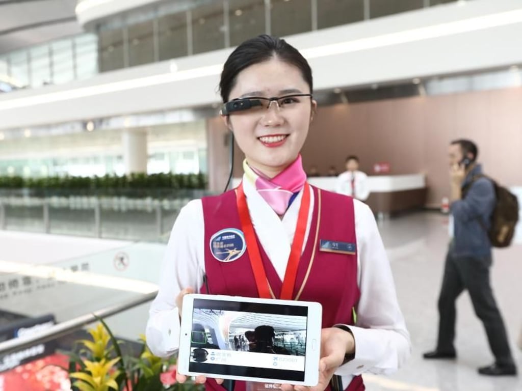 Eine Mitarbeiterin zeigt das neue Gesichtserkennungssystem am Beijing Daxing International Airport. Foto: Stringer/Imaginechina via ZUMA Press