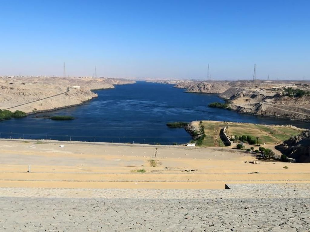 Der Assuan-Staudamm reguliert den Wasserfluss des Nils im Süden Ägyptens. Foto: Simone A. Mayer/dpa-tmn
