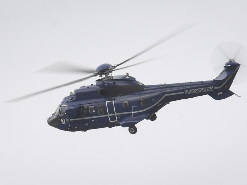 Ein Hubschrauber der Bundespolizei brachte den Sarg von Straßburg nach Ludwigshafen. Foto: Sven Hoppe