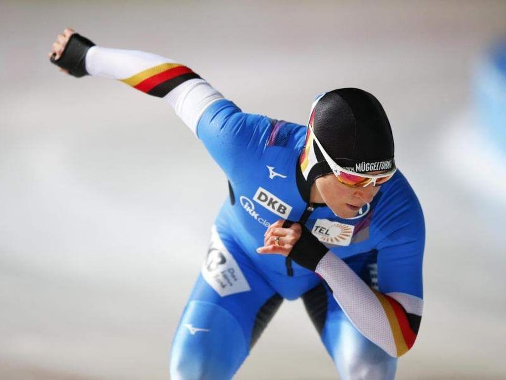 Sagte zwei Starts bei der WM in Inzell ab: Claudia Pechstein. Foto: Peter Dejong/AP