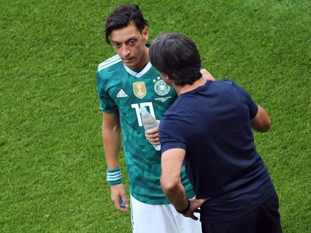 Joachim Löw (r) hat Mesut Özil seit dessen Rücktritt noch nicht sprechen können. Foto: Ina Fassbender