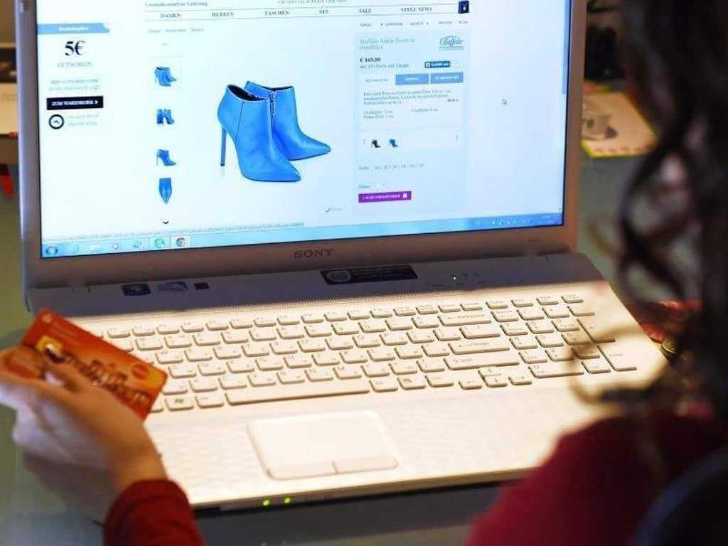 Die Schuhe sind schnell bestellt. Wenn sie einem dann doch nicht gefallen, kann man sie zurücksenden. Das darf aber nicht kommentarlos geschehen. Foto: Jens Kalaene