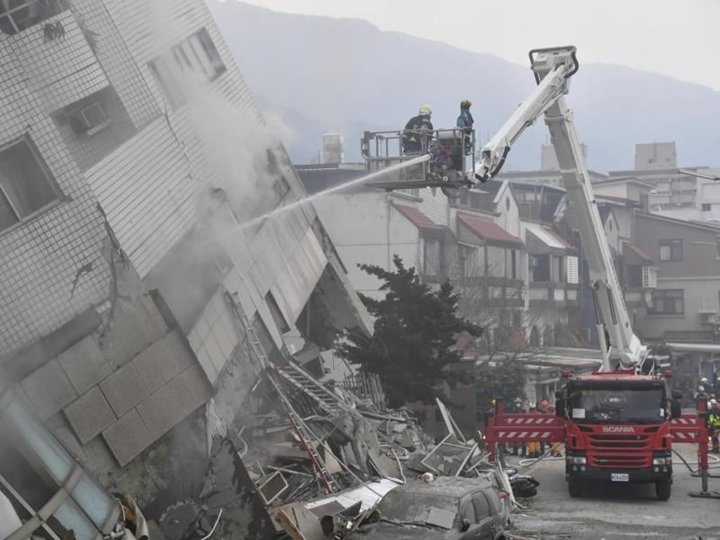 Das zwölfstöckige Wohnhaus neigt sich gefährlich zur Seite, weil die untersten Etagen eingestürzt sind. Foto: Central News Agency