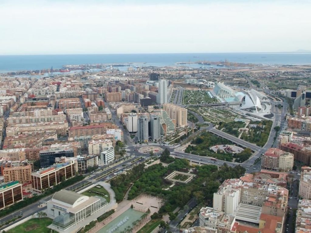 Das trockengelegte Flussbett des Rio Turia führt Valencia-Besucher zur futuristischen Stadt der Künste und Wissenschaften. Die Metropole ist eine interessante Alternative zu Barcelona. Foto: Valencia Tourism Foundation/dpa-tmn