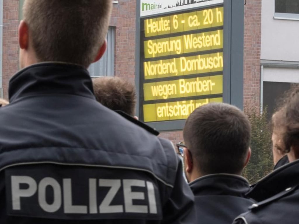 Die Polizei überprüft, ob wirklich alle Menschen das Gebiet verlassen haben. Foto: Boris Roessler