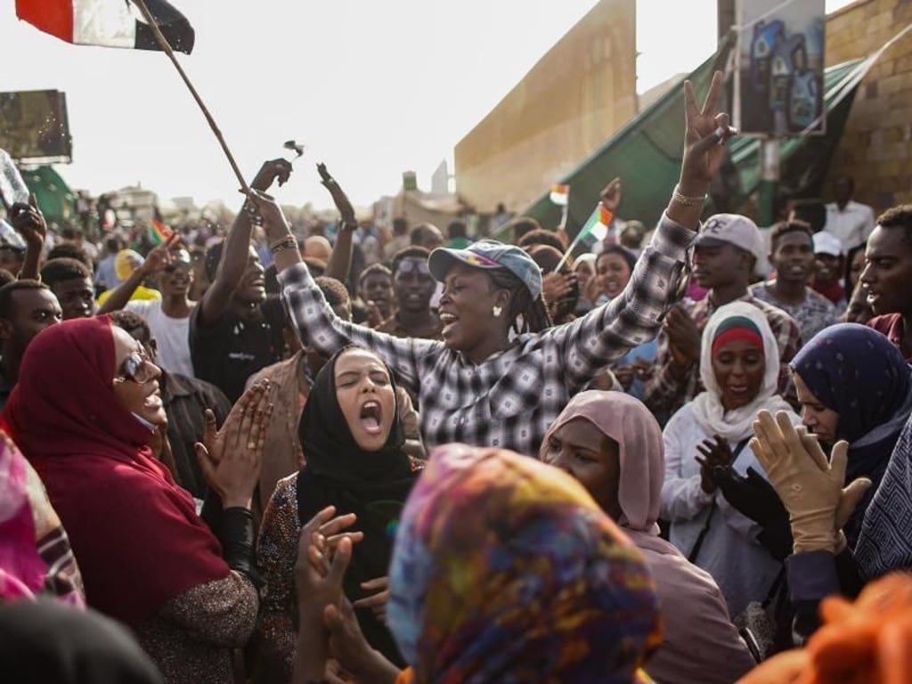 Demonstranten feiern in Khartum die Absetzung von Präsident Omar al-Baschir. Foto: Ala Kheir
