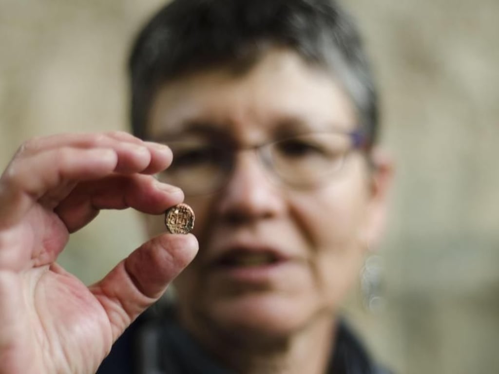 Die Archäologin Schlomit Weksler-Bdolach mit dem 2700 Jahre alten, münzgroßen Tonsiegel. Foto: Israeli antiquities authority