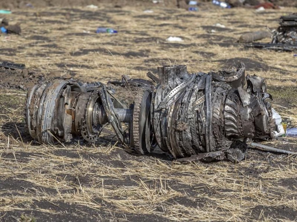 Teile der Boeing 737 Max 8 der Ethiopian Airlines an der Absturzstelle südlich von Addis Abeba. Foto: Mulugeta Ayene/AP