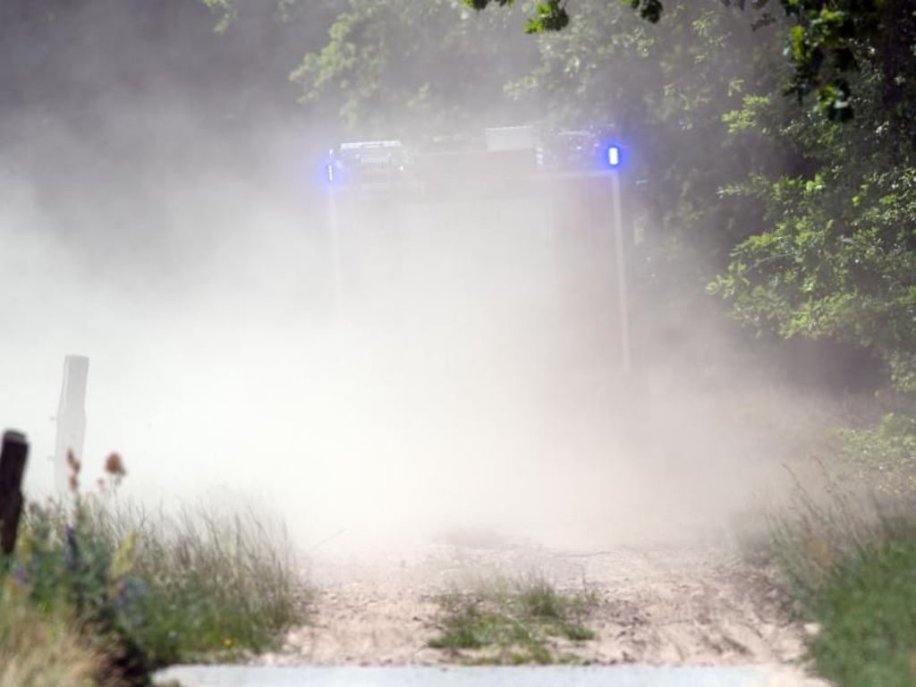 Die Feuerwehr ist unterwegs zu einer der Absturzstellen in der Nähe von Nossentiner Hütte. Foto: Jens Büttner