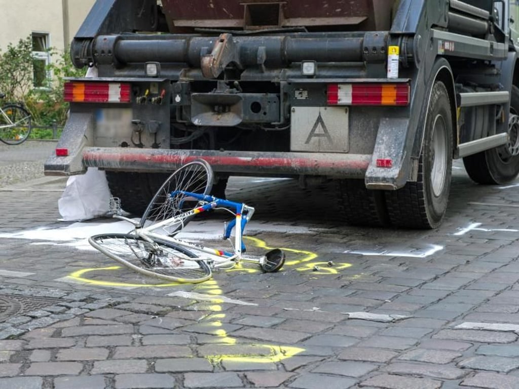 Beschädigtes Rad an einer Berliner Kreuzung: Auch an diesem tödlichen Unfall war ein Lkw beteiligt. Foto: Paul Zinken