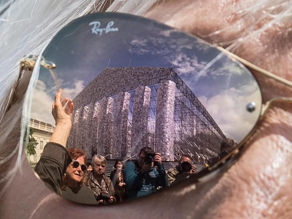Der Parthenon spiegelt sich in der Sonnenbrille der argentinischen Konzeptkünstlerin Marta Minujín. Foto: Boris Roessler