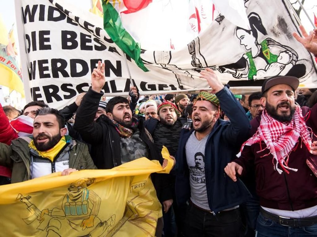 «Erdogans Krieg stoppen» - tausende Kurden protestieren in Köln gegen die türkische Militäroffensive in Nordsyrien. Foto: Marius Becker