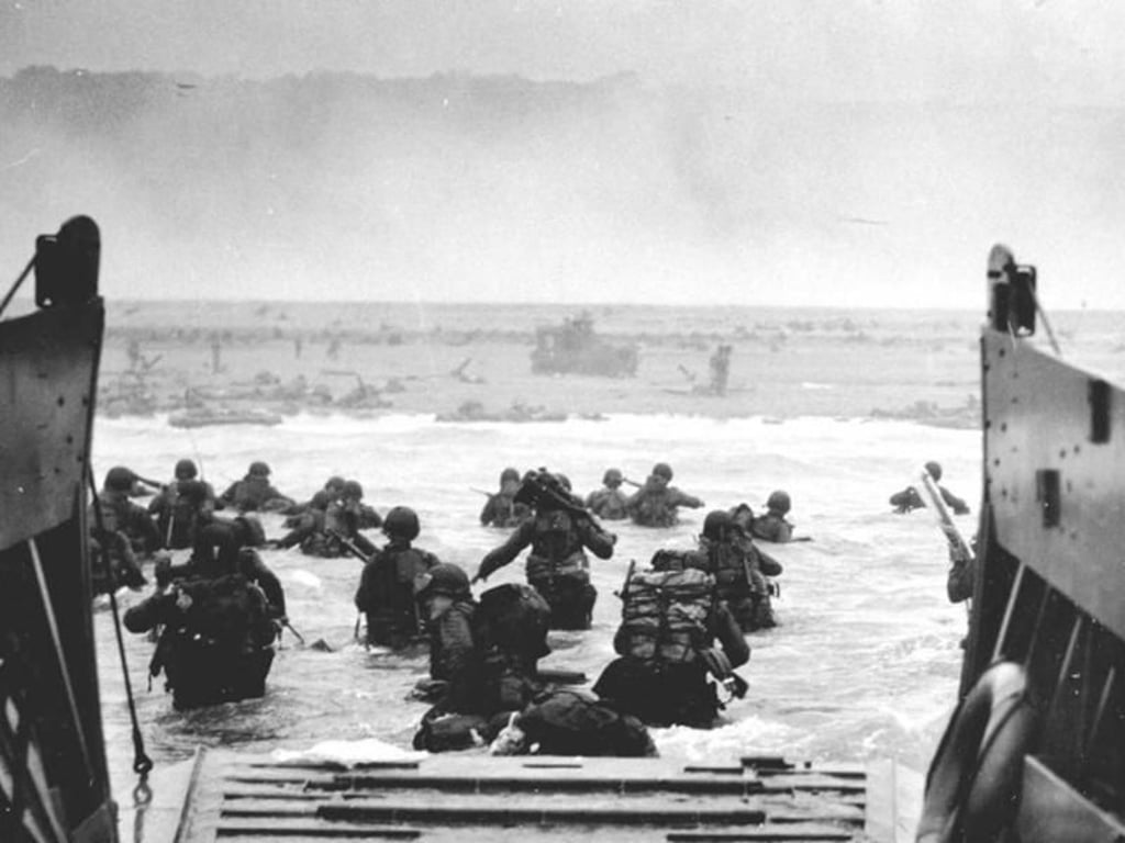 Historische Aufnahme: Soldaten der US-Armee verlassen am 6. Juni 1944 an der Küste der Normandie ein Landungsboot. Foto: National Infantry Museum/Dod