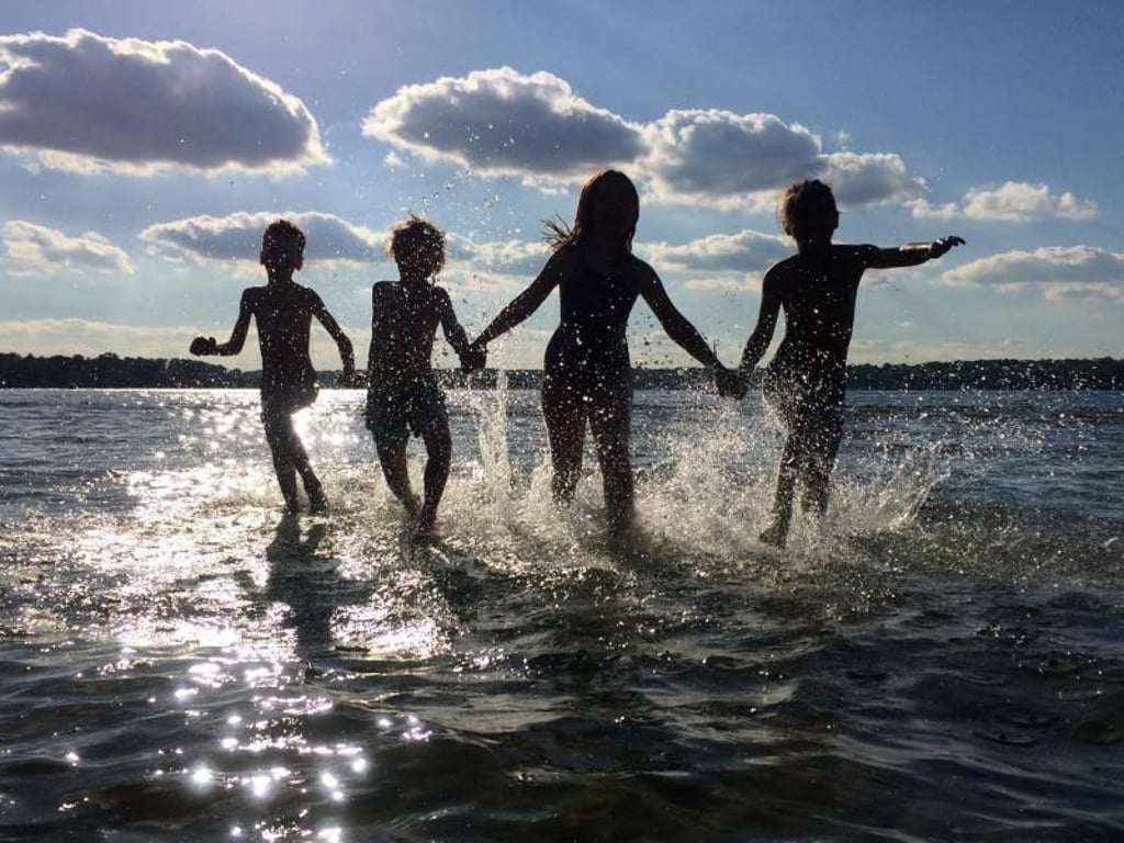 Ab in den Wannsee: Kinder stürzen sich im beliebten Berliner Strandbad ins gar nicht mehr so kühle Nass. Foto: Stephanie Pilick